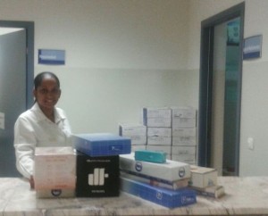 Parte del material donado, en la farmacia del Hospital Público de la Isla de Sal
