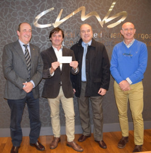 firma-entrega-cheque-concurso-proyecto-cmb-7