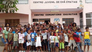 nins-y-jovenes-de-la-associacao-cha-de-matias-en-espagos-isla-de-sal-cabo-verde