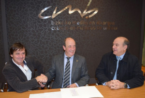 firma-entrega-cheque-concurso-proyecto-cmb-5