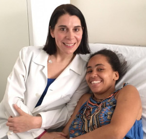 Dra. Olaia Güenaga con una paciente muy afortunada